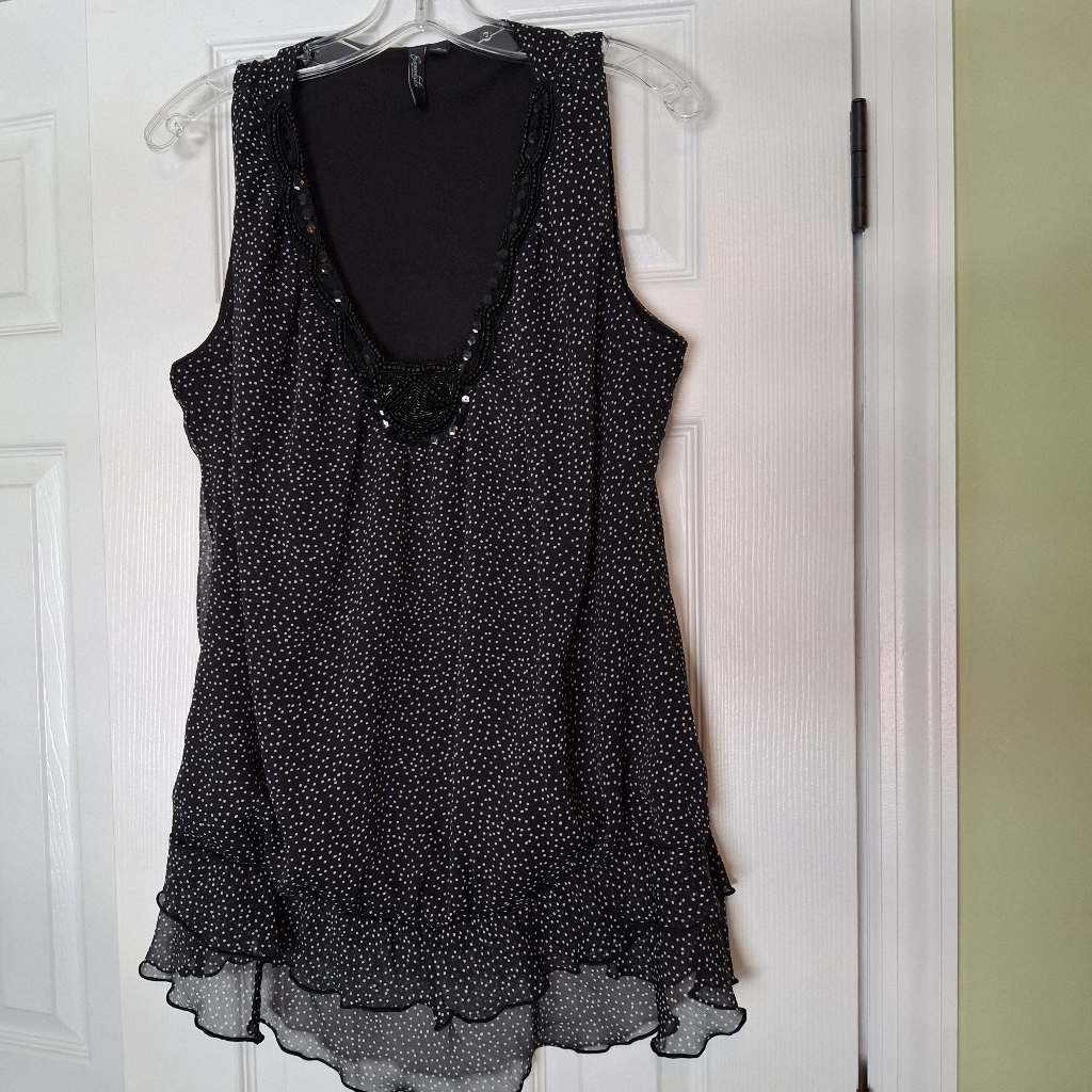 Essenrials By Milano Black Sleeveless Blouse With White Dots